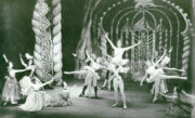 Casse Noisette (Ivanov, 1892/1948): Margaret Hill and Ronald Hynd (centre). Photographer unknown. RDC/PD/01/142/1